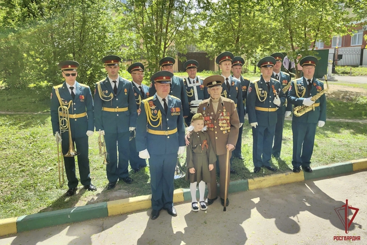 Акцию «Парад у дома ветерана» поддержали росгвардейцы в Туле (видео)