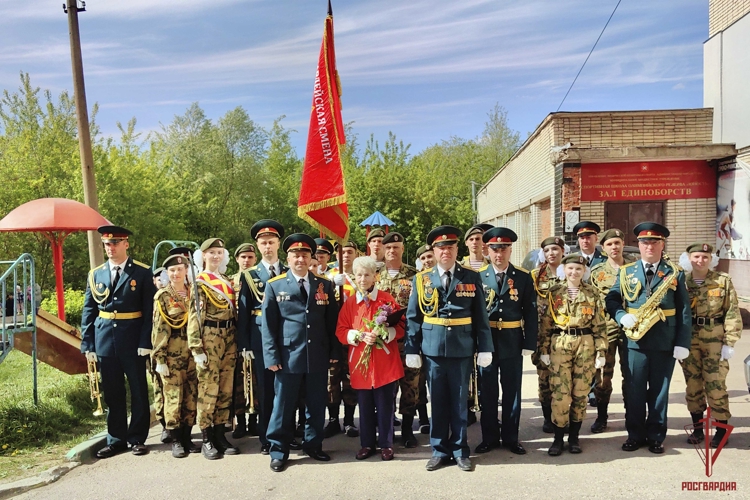 Акцию «Парад у дома ветерана» поддержали росгвардейцы в Туле (видео)