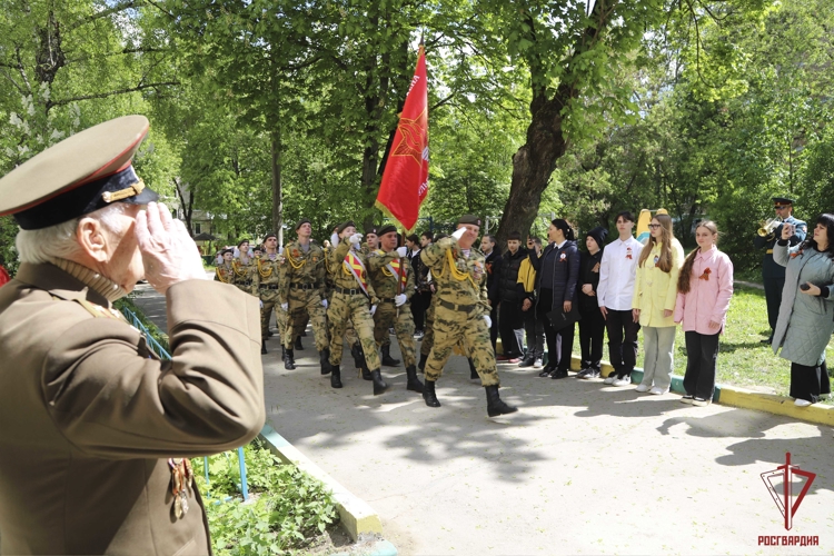 Акцию «Парад у дома ветерана» поддержали росгвардейцы в Туле (видео)