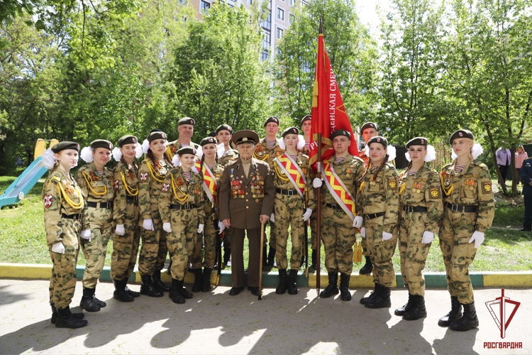 Акцию «Парад у дома ветерана» поддержали росгвардейцы в Туле (видео)