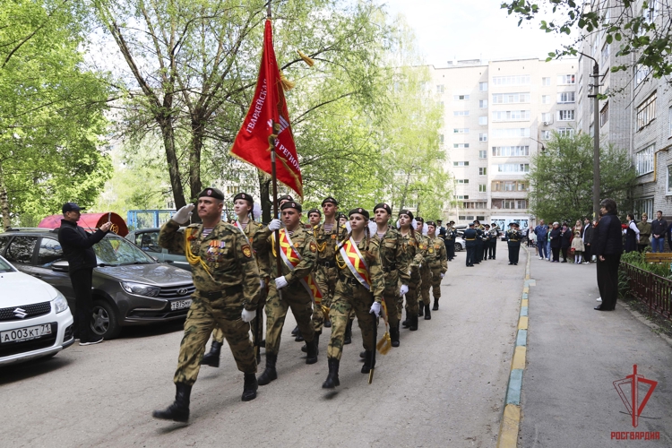 Акцию «Парад у дома ветерана» поддержали росгвардейцы в Туле (видео)
