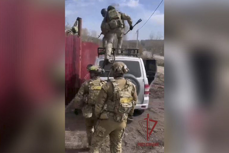 Спецназ Росгвардии оказал силовую поддержку сотрудникам органов безопасности при задержании подозреваемых в наркоторговле в Тульской области (видео)