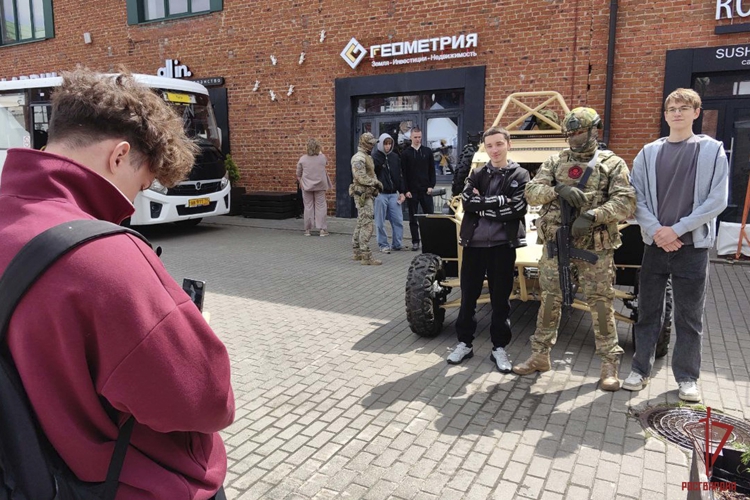 Росгвардейцы приняли участие в ярмарке вакансий в Туле 