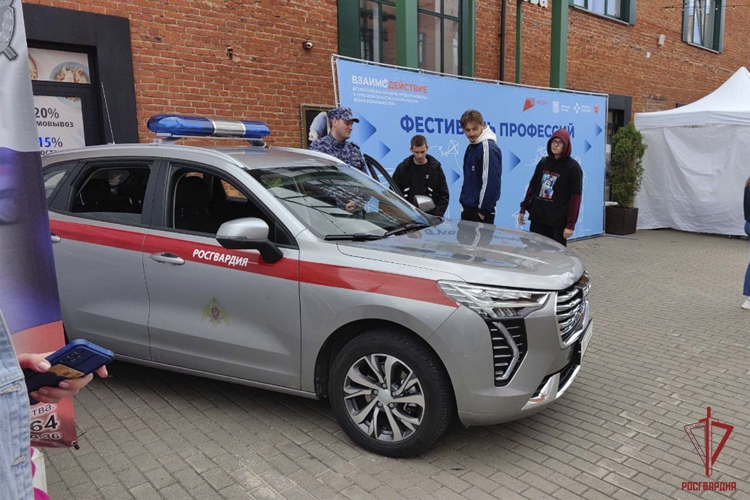 Росгвардейцы приняли участие в ярмарке вакансий в Туле 