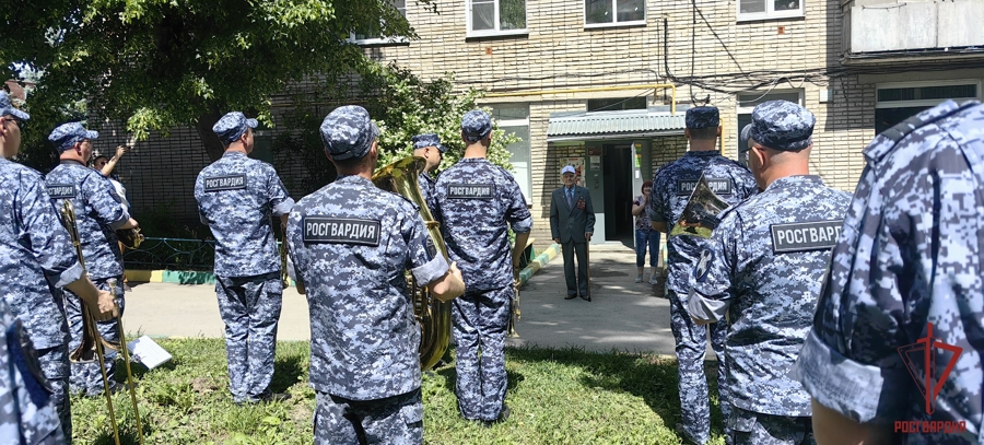 Росгвардейцы поздравили ветерана с днем рождения