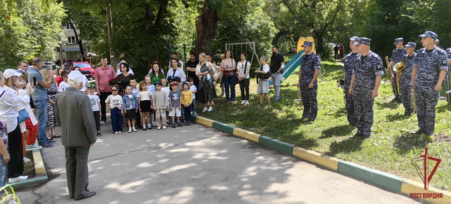 Росгвардейцы поздравили ветерана с днем рождения