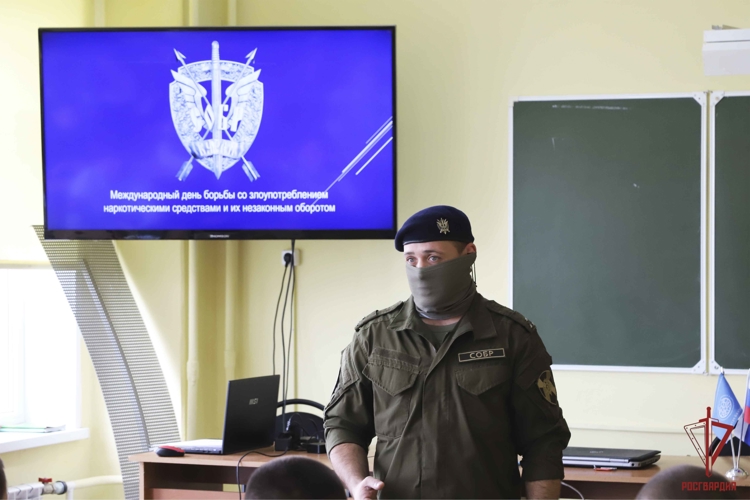 В Туле офицер Росгвардии провел тематическое занятие со студентами в Международный день борьбы с наркотиками