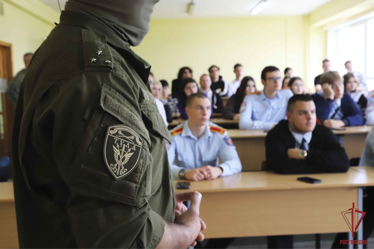 В Туле офицер Росгвардии провел тематическое занятие со студентами в Международный день борьбы с наркотиками