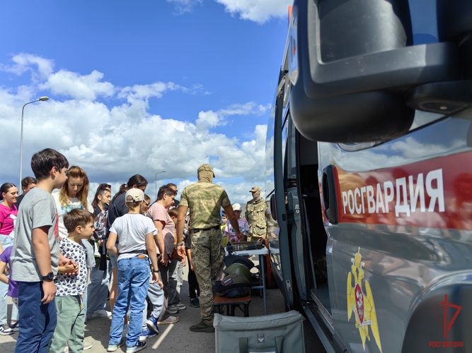  Кинолог Росгвардии вместе с минно-розыскной овчаркой выступили на Дне фронтовой собаки в Туле 