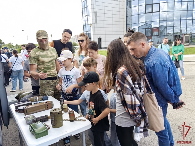  Кинолог Росгвардии вместе с минно-розыскной овчаркой выступили на Дне фронтовой собаки в Туле 