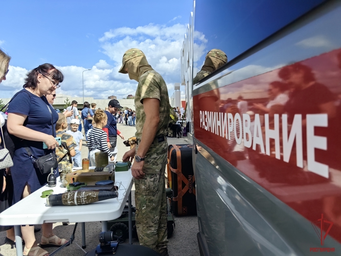 Кинолог Росгвардии вместе с минно-розыскной овчаркой выступили на Дне фронтовой собаки в Туле 