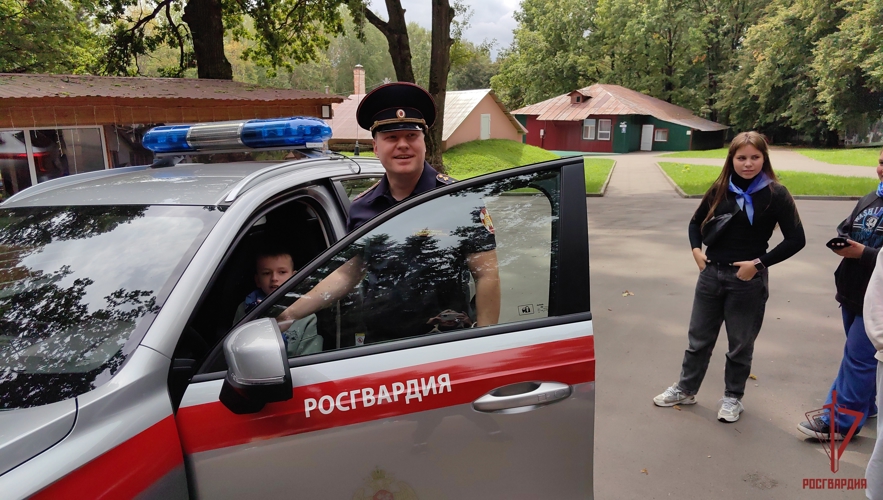 Сотрудник вневедомственной охраны провел урок мужества для воспитанников летнего лагеря в Туле