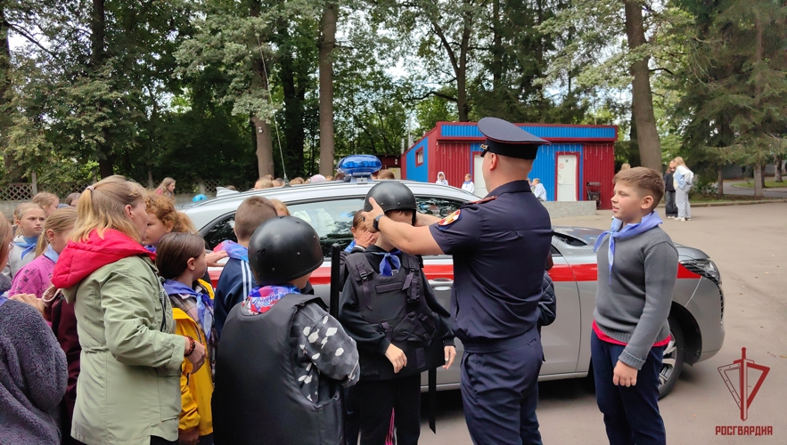 Сотрудник вневедомственной охраны провел урок мужества для воспитанников летнего лагеря в Туле
