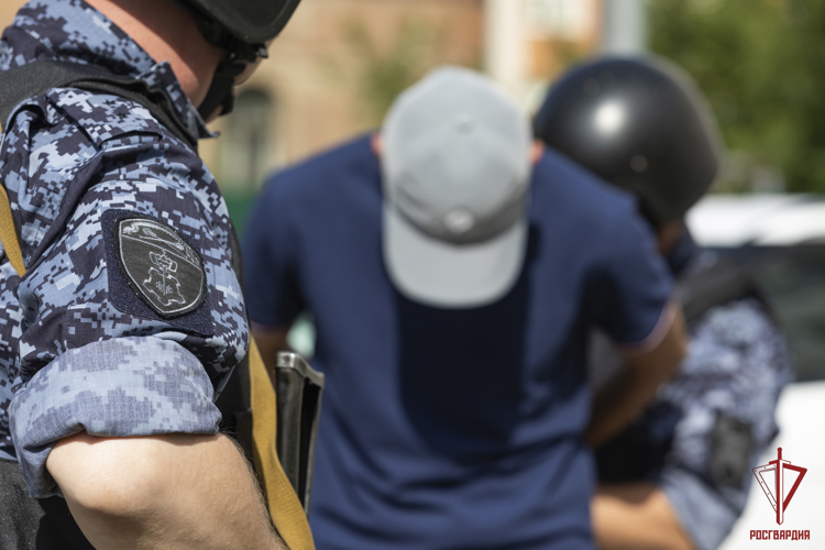 Сотрудники управления вневедомственной охраны по городу Туле защитили женщину от агрессивного соседа