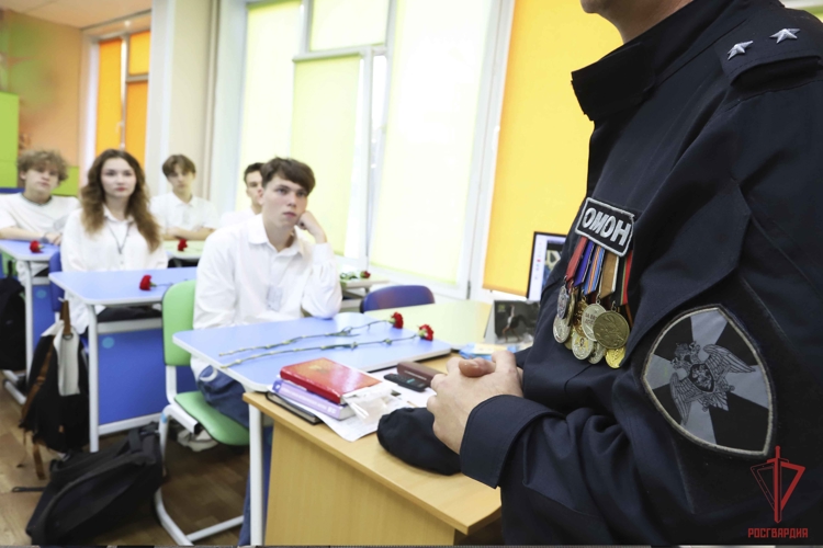 Росгвардейцы почтили память Героя России Дмитрия Горшкова в Туле