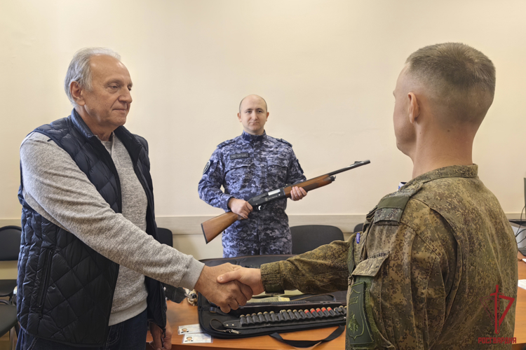 Жители Тульской области продолжают передавать оружие в район проведения специальной военной операции через подразделения Росгвардии