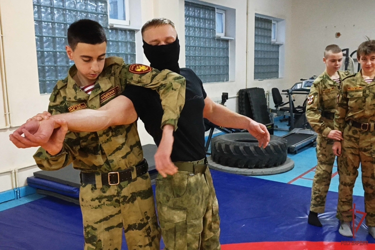 Росгвардейцы провели урок самообороны для кадет учебного центра имени Е. Ю. Рындина в Туле (видео)
