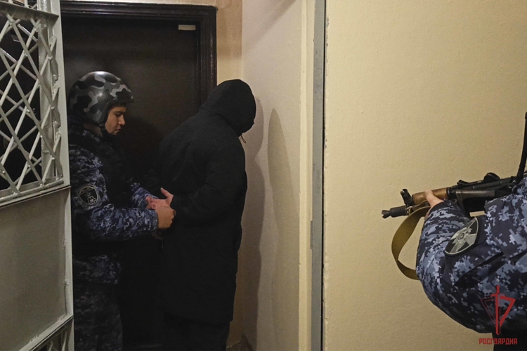 Тульские росгвардейцы отработали тактику действий при проникновении условного злоумышленника в квартиру 