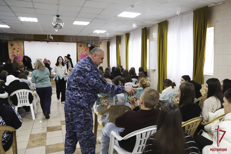Тульские росгвардейцы поздравили с Новым годом детей из Мариуполя
