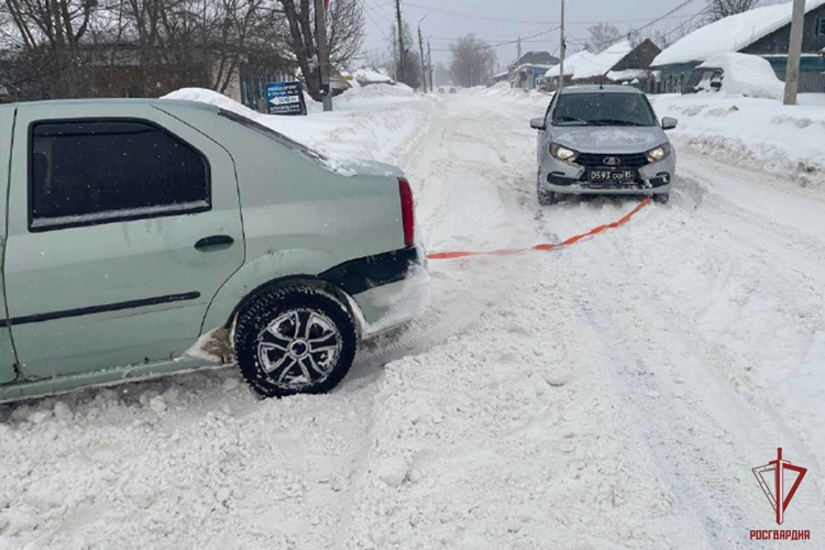 Росгвардейцы продолжают оказывать содействие водителям, попавшим в затруднительные ситуации на дорогах в Тульской области