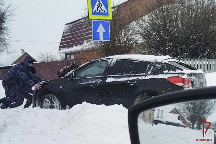 Росгвардейцы продолжают оказывать содействие водителям, попавшим в затруднительные ситуации на дорогах в Тульской области