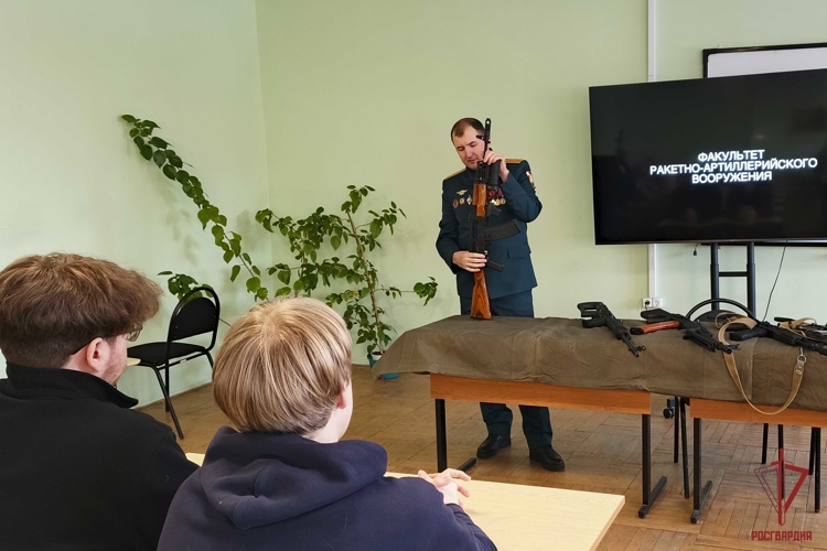 Офицер Росгвардии провел урок мужества для школьников в Туле