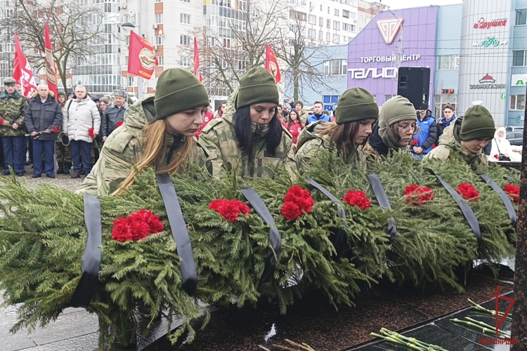 Подшефные Росгвардии тульские кадеты возложили цветы к памятнику «Тулякам, погибшим в локальных войнах и военных конфликтах»