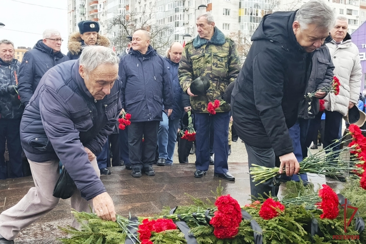 Подшефные Росгвардии тульские кадеты возложили цветы к памятнику «Тулякам, погибшим в локальных войнах и военных конфликтах»
