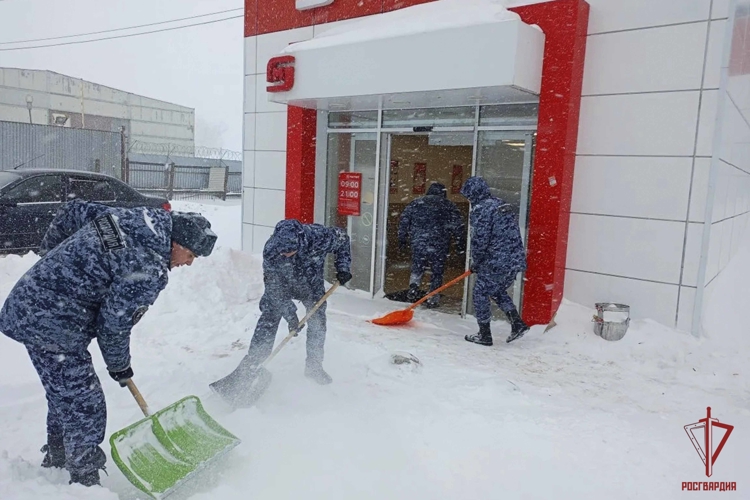 Росгвардейцы продолжают оказывать содействие водителям, попавшим в затруднительные ситуации на дорогах в Тульской области