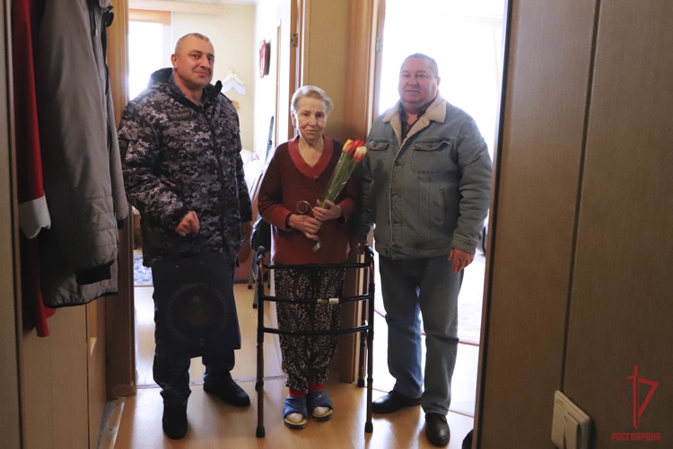 Росгвардейцы поздравили бывшую узницу концлагеря с праздником в преддверии Международного женского дня