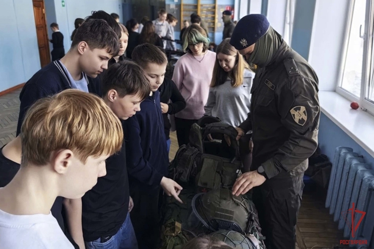 Сотрудники спецподразделения Росгвардии провели урок мужества для школьников в Туле
