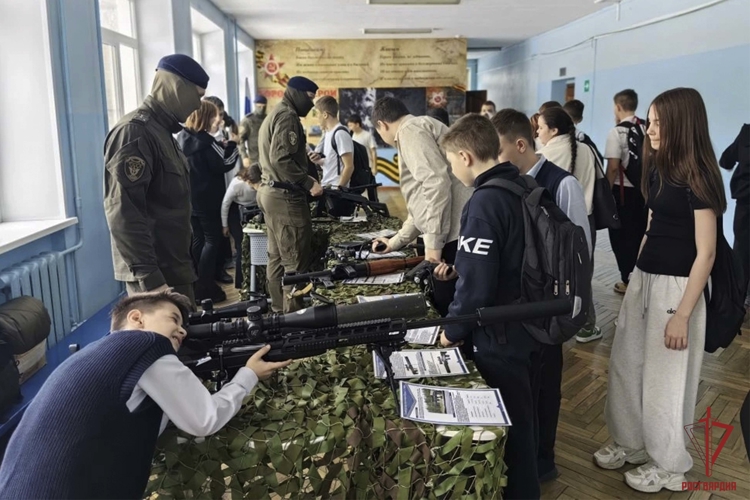 Сотрудники спецподразделения Росгвардии провели урок мужества для школьников в Туле