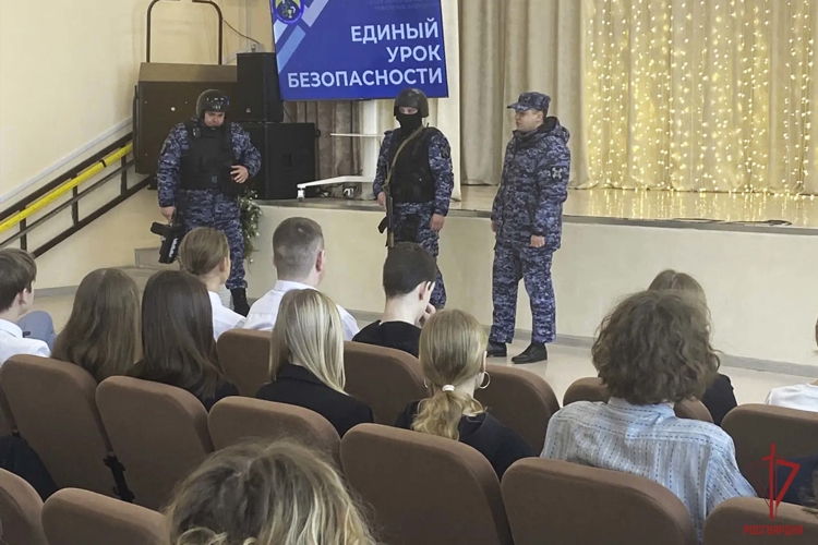 Сотрудники Росгвардии провели урок мужества для школьников в Туле