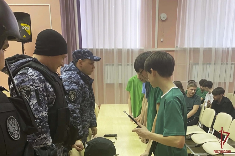 Сотрудники Росгвардии провели урок мужества для школьников в Туле