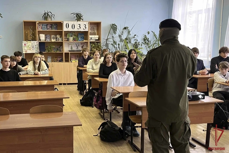 Росгвардеец провел урок мужества для учеников тульской школы