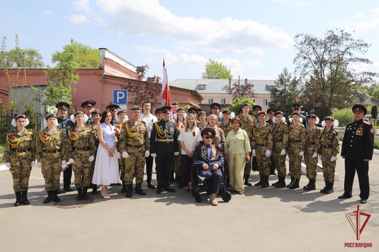 Росгвардейцы провели акцию «Парад у дома ветерана» в Туле