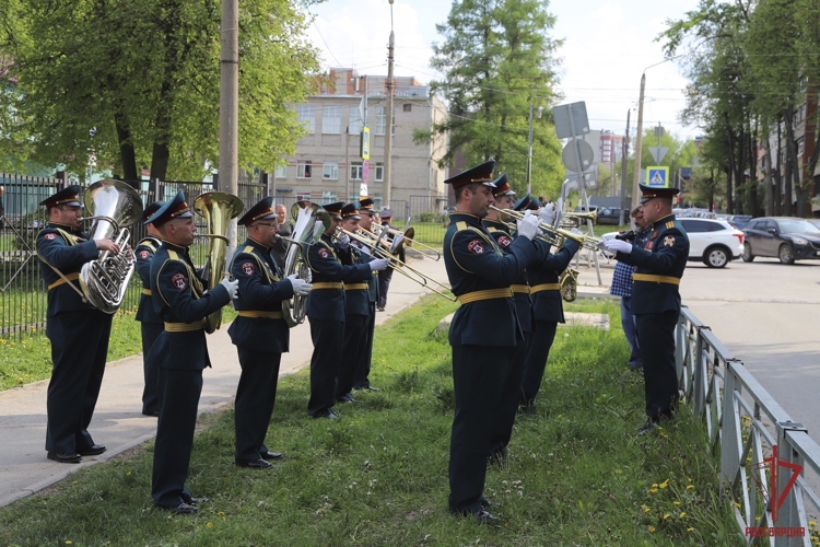 Росгвардейцы провели акцию «Парад у дома ветерана» в Туле