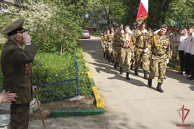 Росгвардейцы провели акцию «Парад у дома ветерана» в Туле