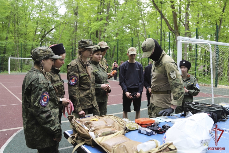 Сотрудники ОМОН «Молот» Росгвардии провели показательные занятия для казачьей молодёжи в Тульской области (видео)
