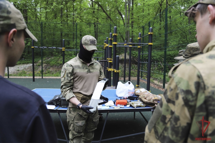 Сотрудники ОМОН «Молот» Росгвардии провели показательные занятия для казачьей молодёжи в Тульской области (видео)