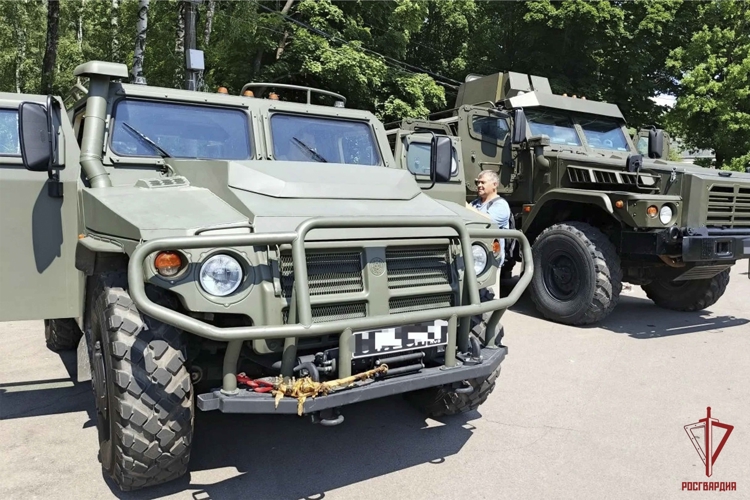  Росгвардейцы провели в Туле демонстрацию техники и вооружения ко Дню России