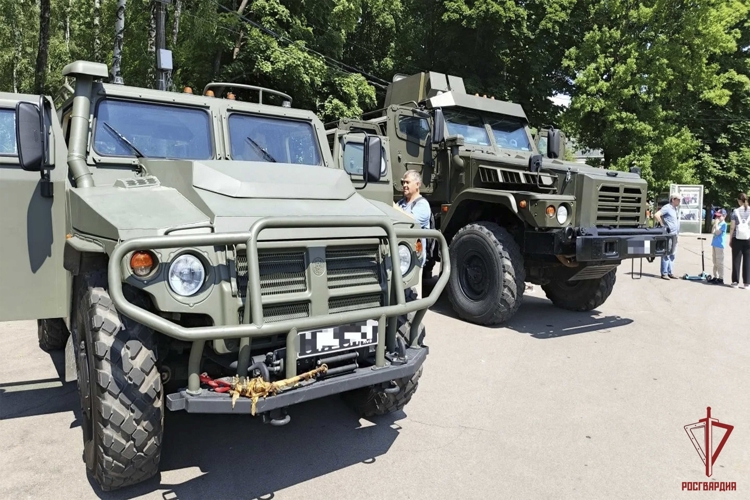  Росгвардейцы провели в Туле демонстрацию техники и вооружения ко Дню России
