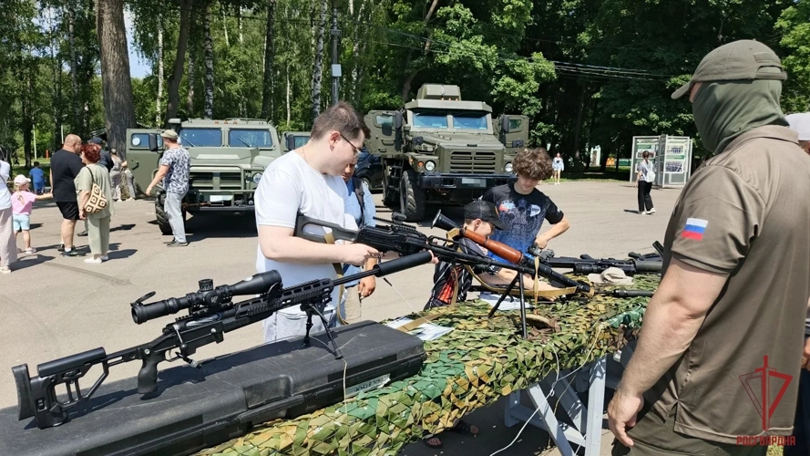Росгвардейцы провели в Туле демонстрацию техники и вооружения ко Дню России