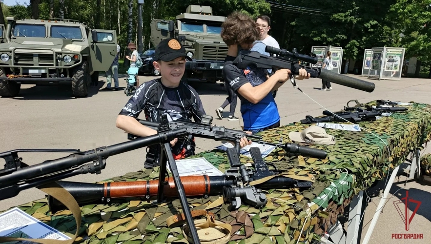  Росгвардейцы провели в Туле демонстрацию техники и вооружения ко Дню России