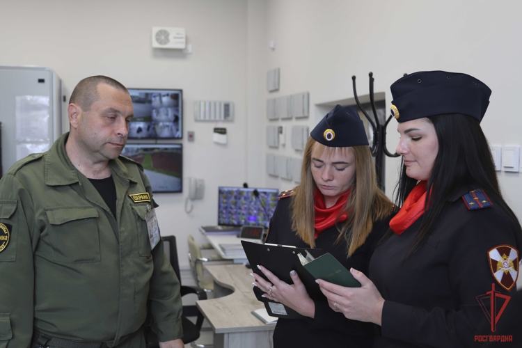 В преддверии нового учебного года сотрудники Росгвардии провели учения по сигналу «Тревога» в тульской школе