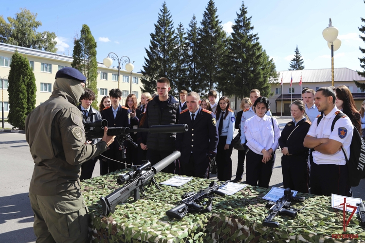 Военнослужащие и сотрудники Росгвардии провели День открытых дверей для тульских студентов