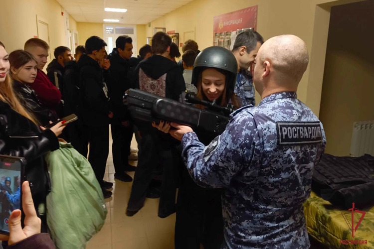 Росгвардейцы провели «Дни открытых дверей» в Туле